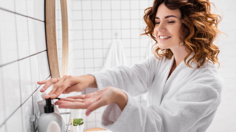 Como manter cachos definidos e hidratados no inverno? Veja 5 cuidados essenciais