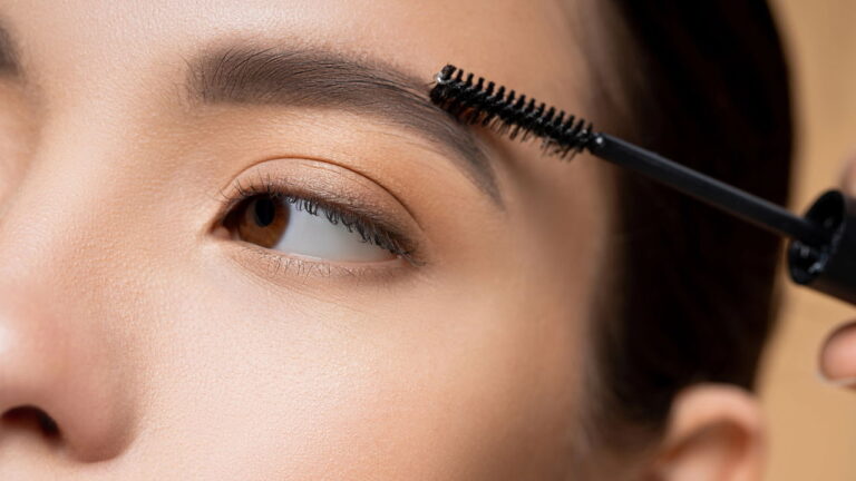 A técnica mais eficaz para sobrancelhas levantadas e perfeitas