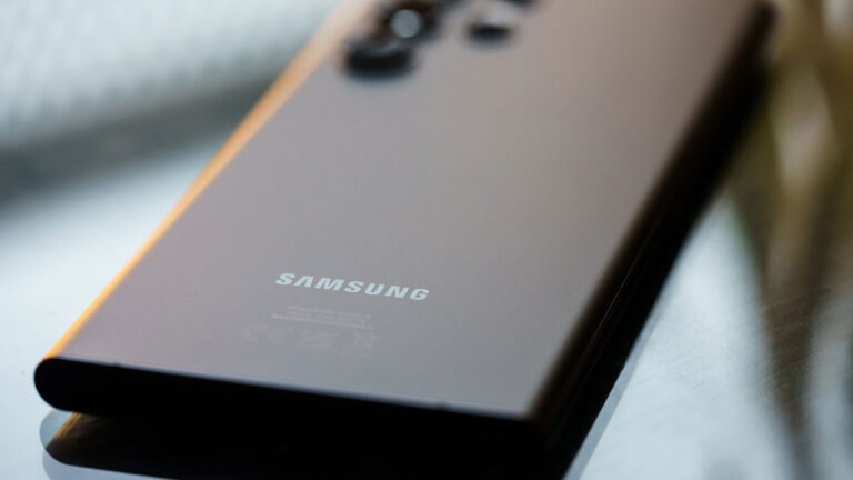 Esse celular de menos de R$ 1.000 tá surpreendendo todo mundo