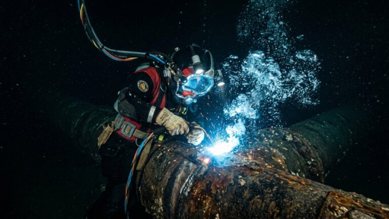 A física corporal extrema, os elevados riscos diários e a operação técnica dos profissionais em habitats submarinos